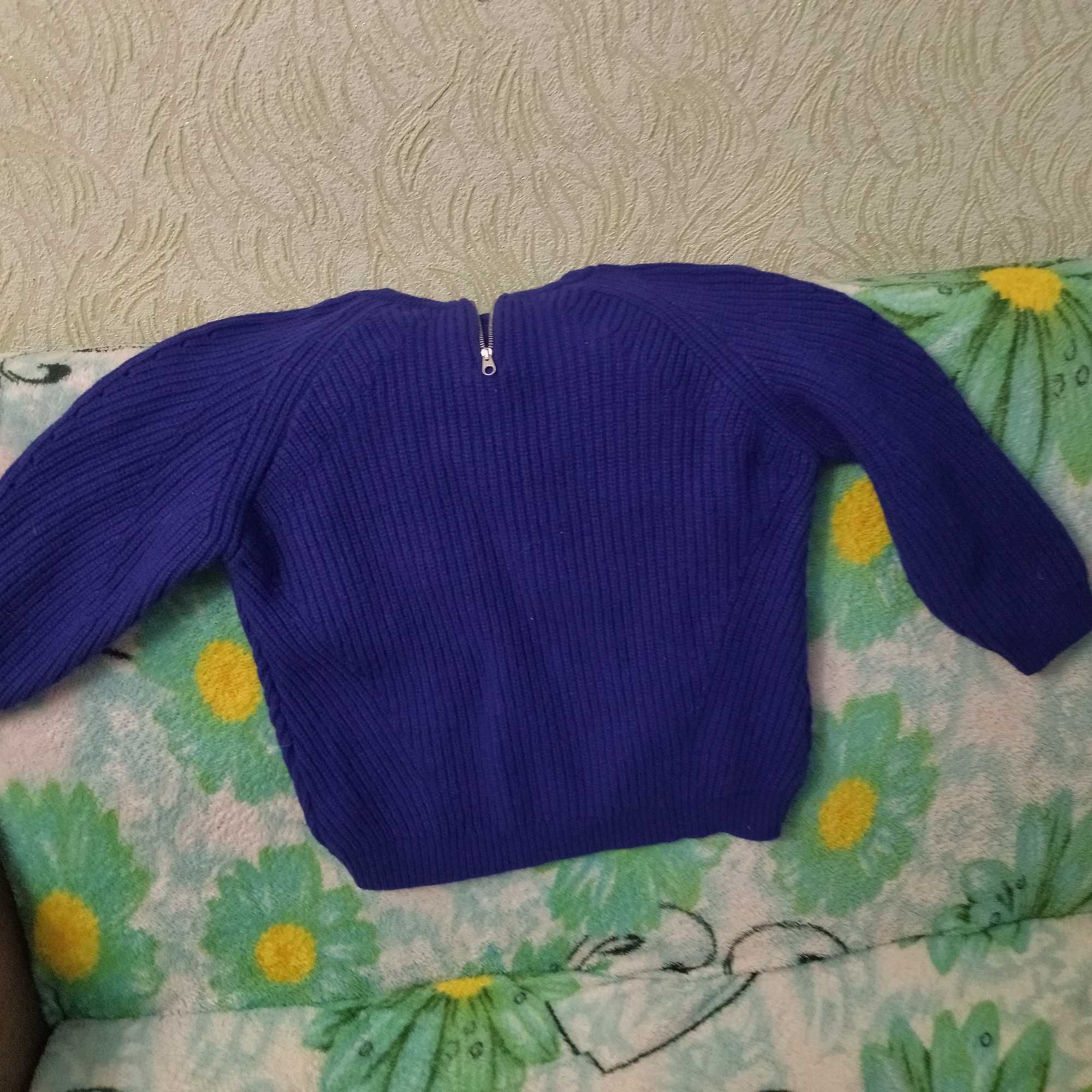 Продам свитерок , насыщенного синего цвета