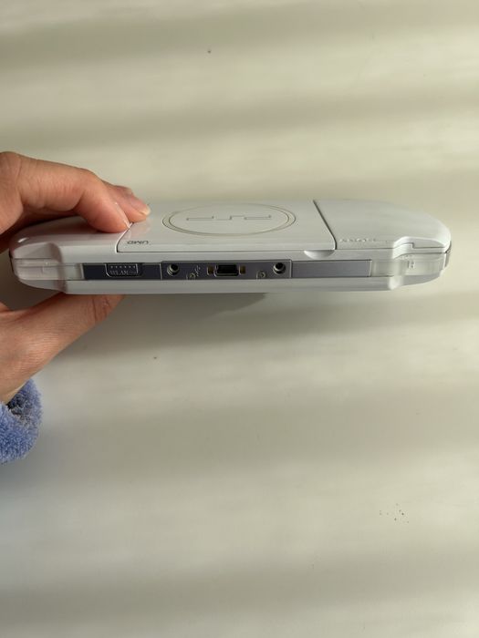 PSP branca brilhante com jogo