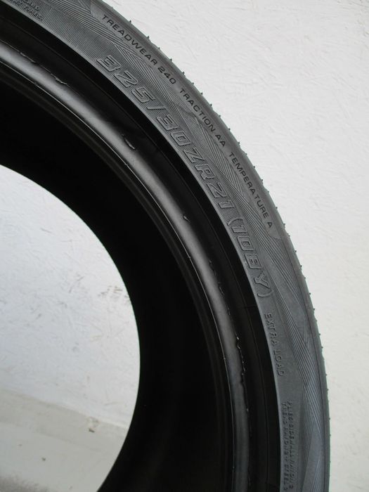 1x 325/30R21 Yokohama Advan Sport V-105  6,2mm 21r.