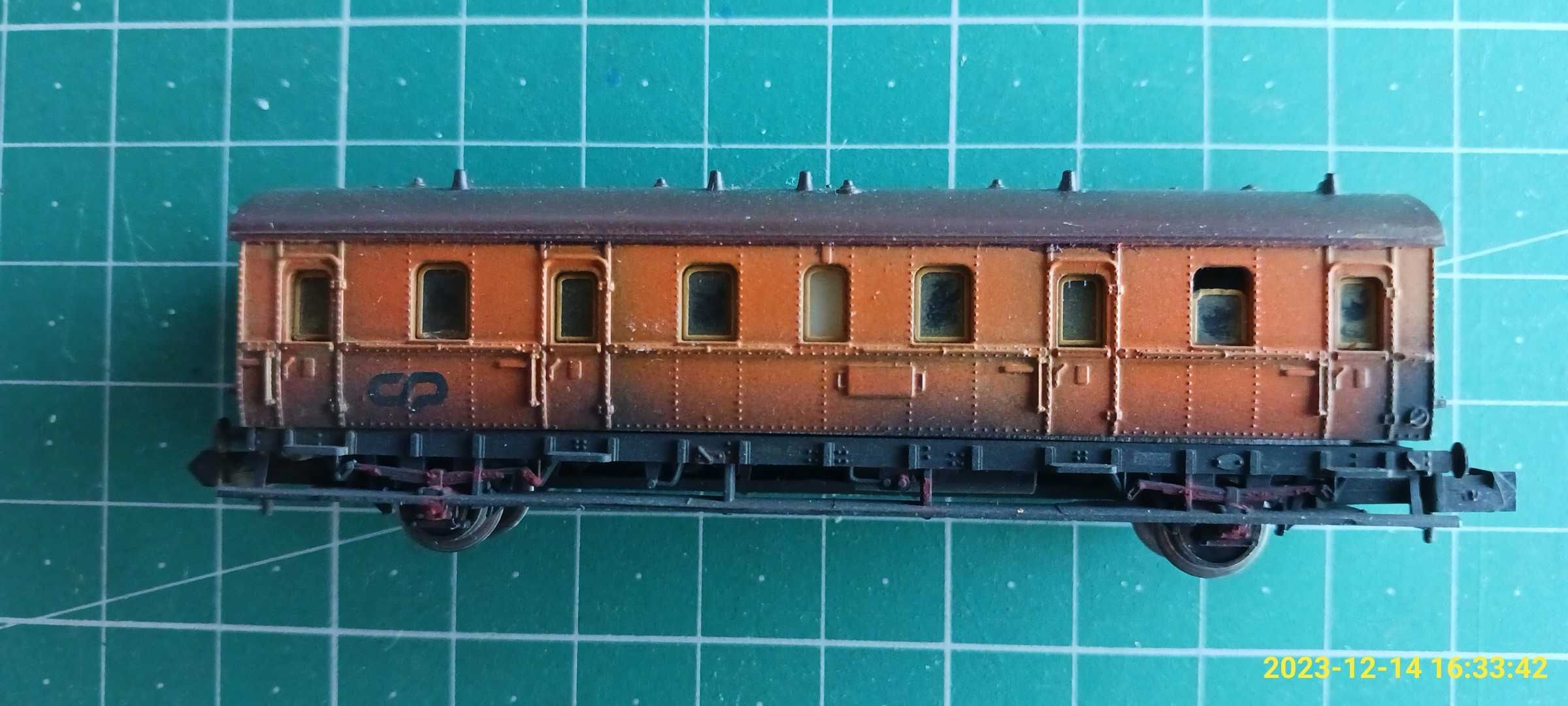 Escala N 1:160, Minitrix, carruagem laranja CP patinada