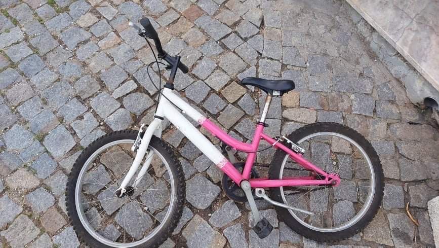 Bicicleta rosa e branca, com capacete incluído