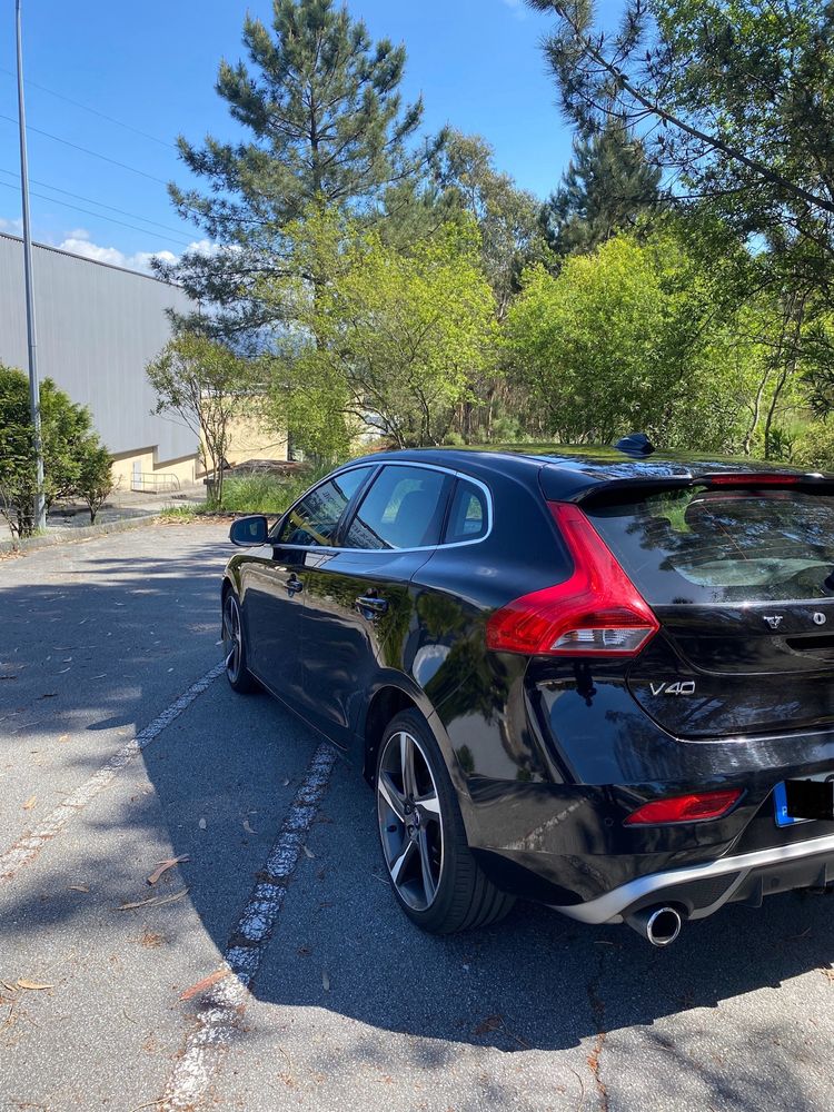 Volvo v40 D2 R-design