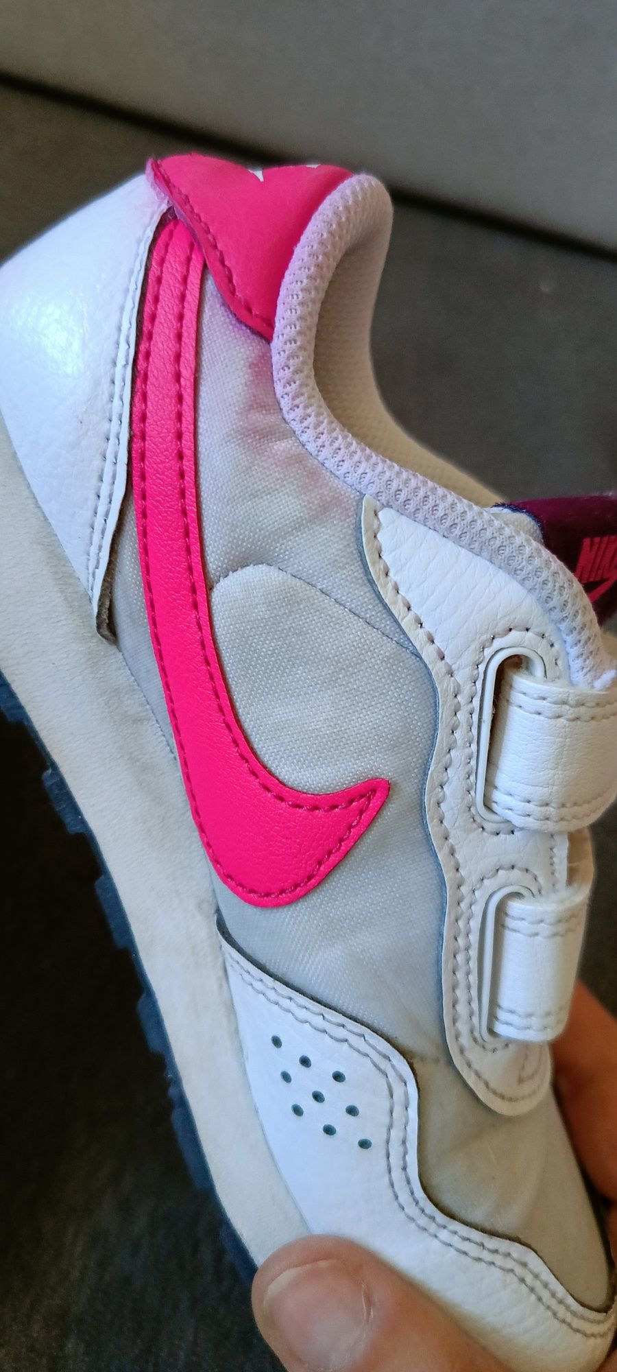 Buty adidasy dla dziewczynki firmy Nike.