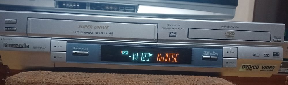 Panasonic nv -vp32.combo VHS+DVD.