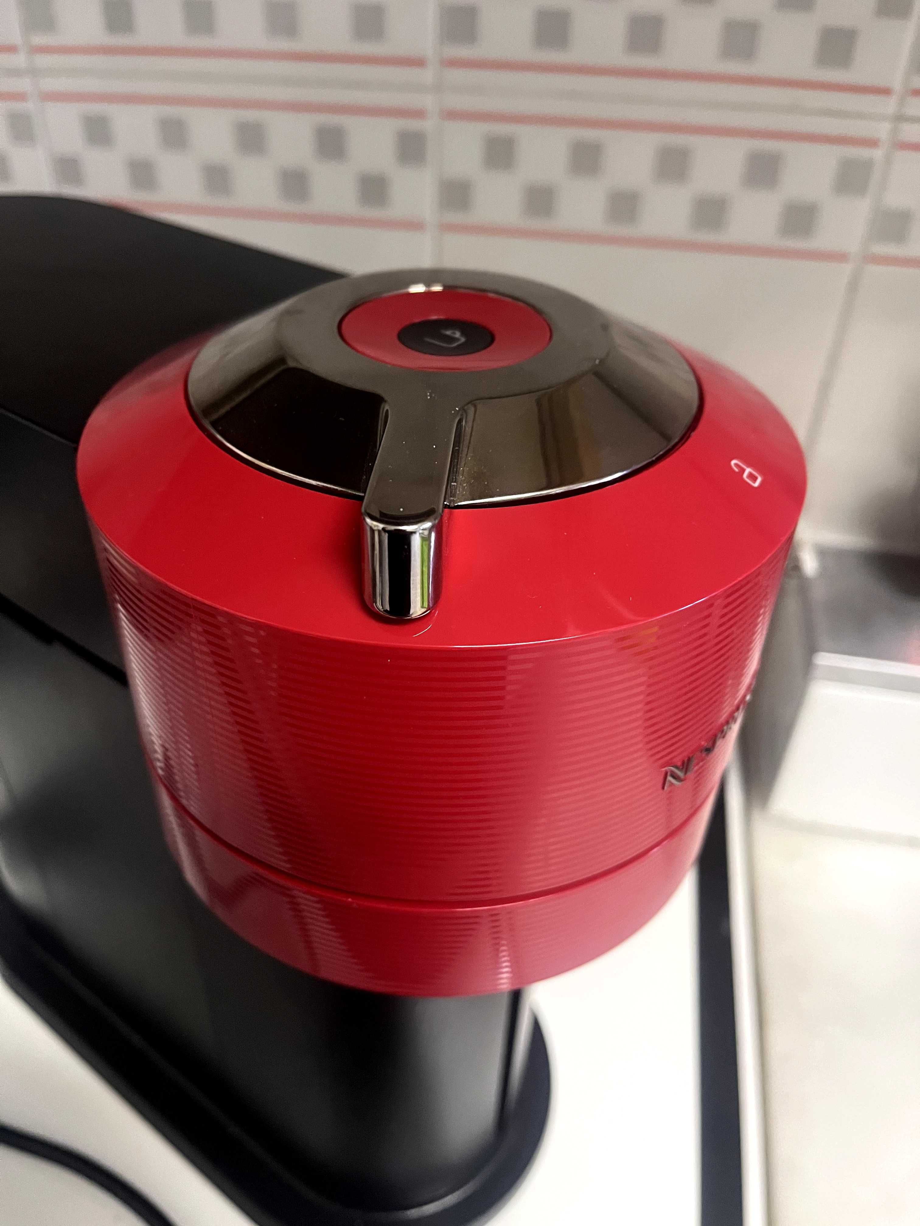 Máquina de café Vertuo Next C Nespresso usada em muito bom estado.