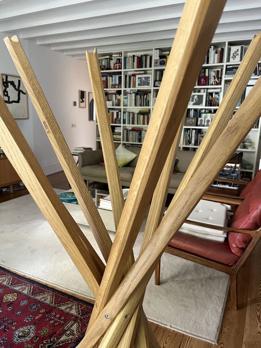 Bengaleiro Sciangai em carvalho maciço da Zanotta.