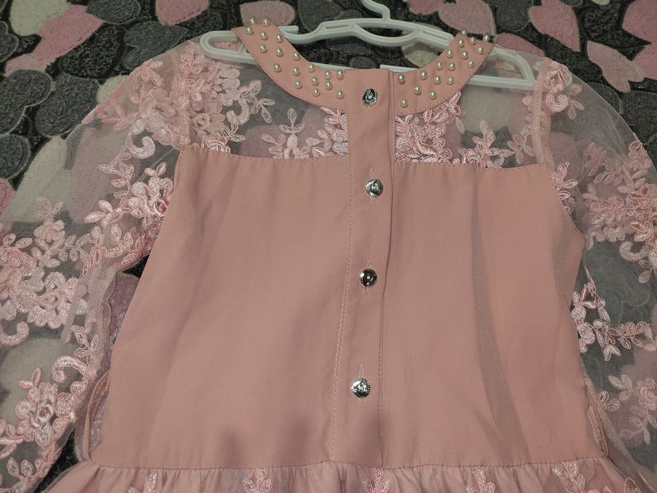 Шикарное платье с кружевами