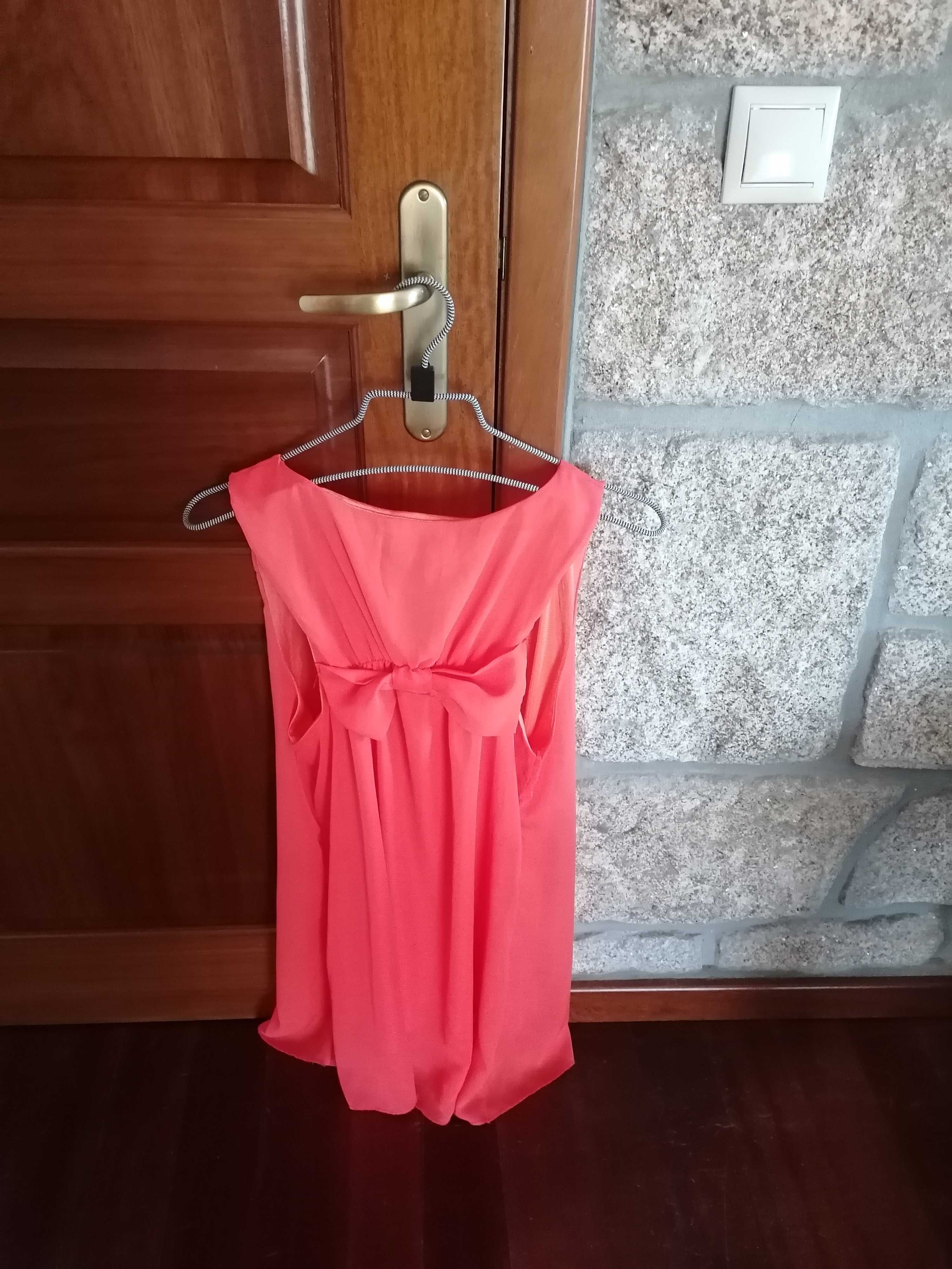 Vestido curto com laço atrás