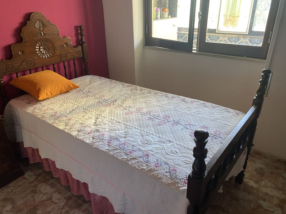 Cama solteiro antiga