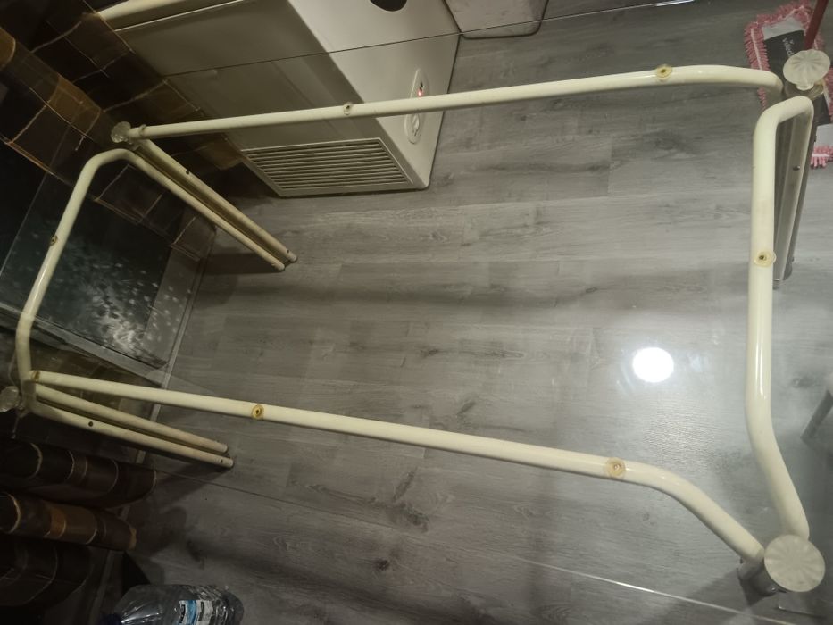 Mesa de vidro com cadeiras