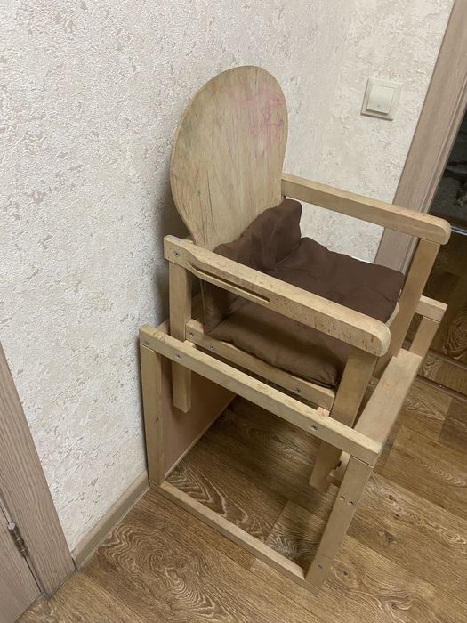 Продам дитячий стіл і стілець. Дерев’яний.