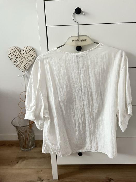 Biała bluzka z wiakozy z przypinaną różą r.XL/XXL