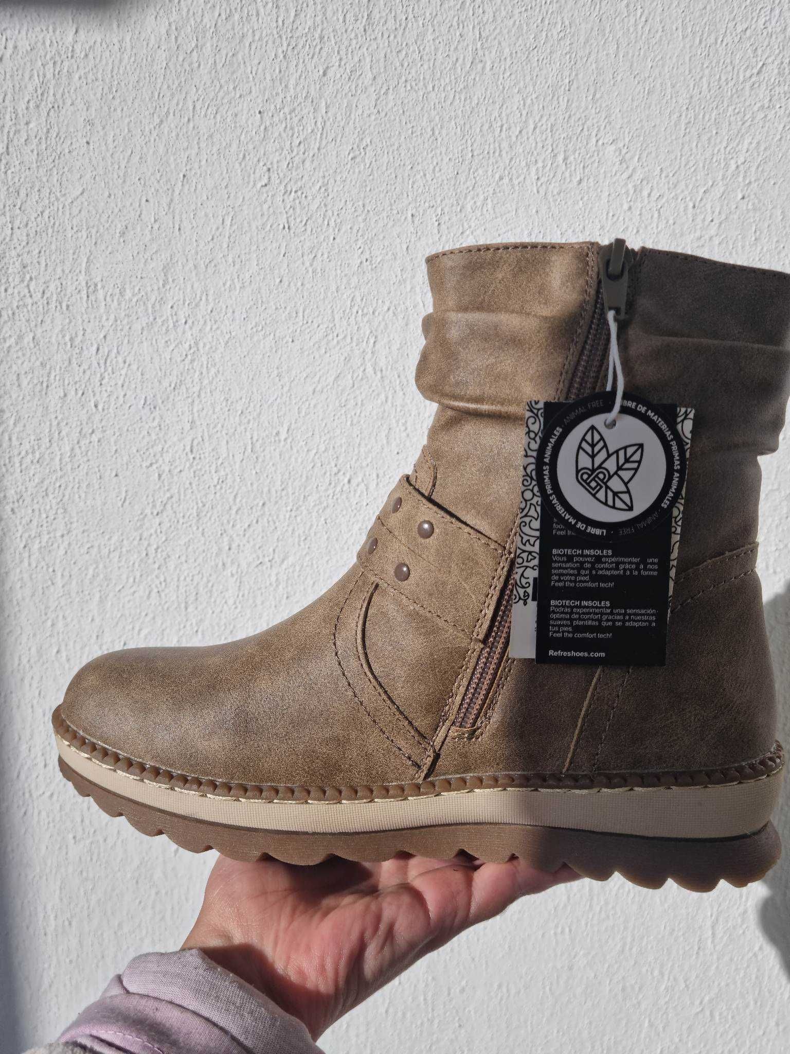 Botas, marca "Refresh Shoes", cor taupe.