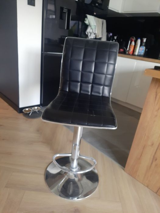 Hokery czarne tapicerowane