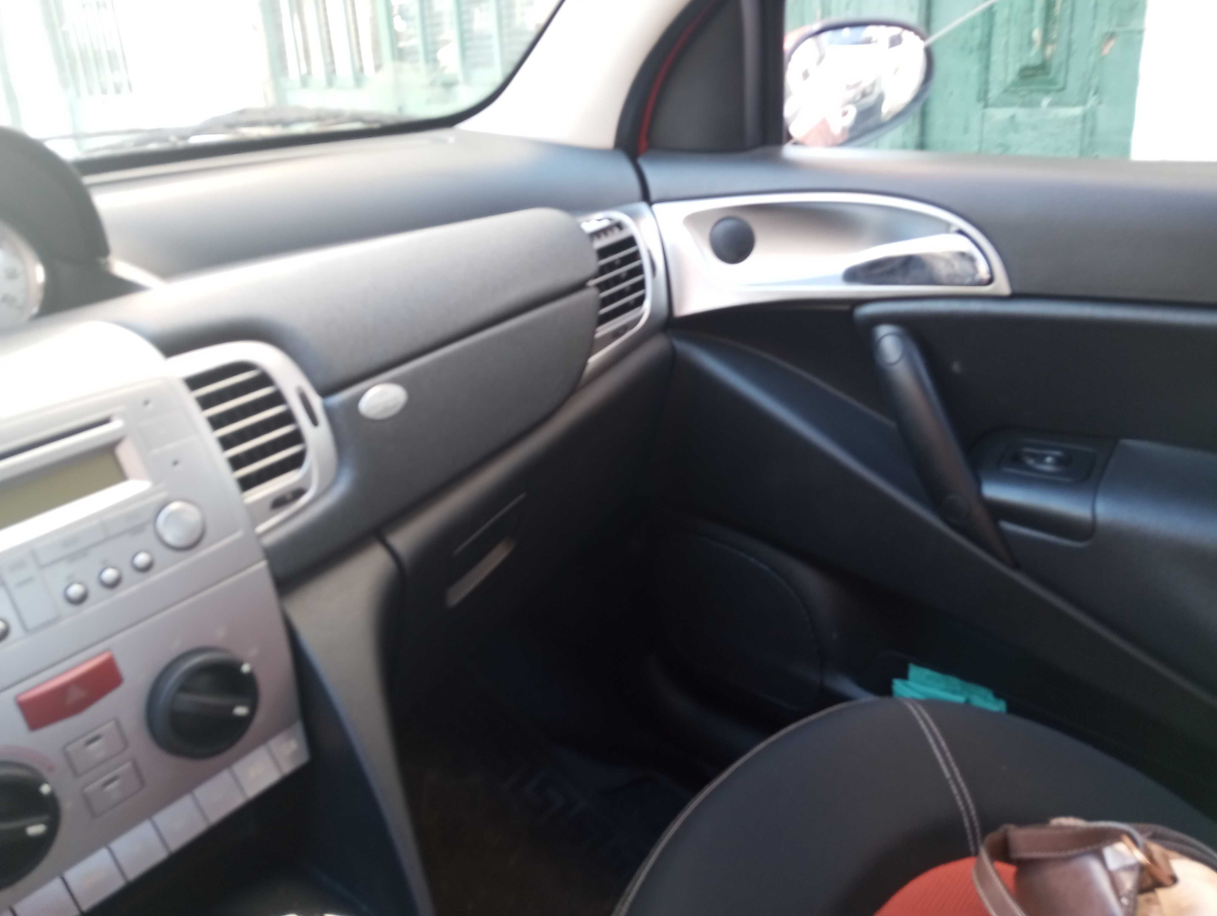Carro citadino em bom estado