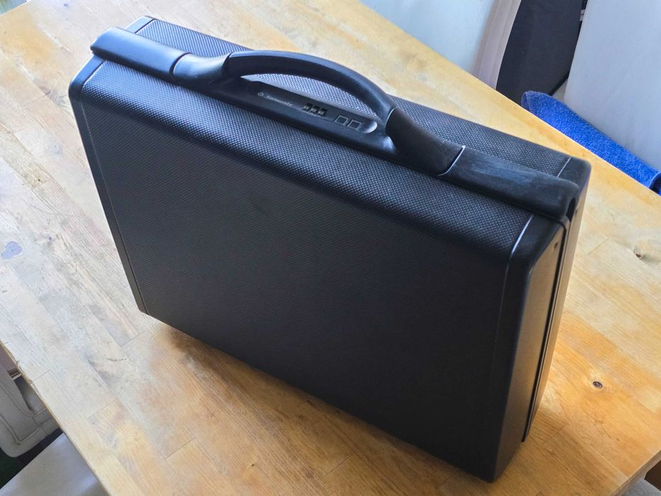 Новий портфель Samsonite з твердим корпусом.