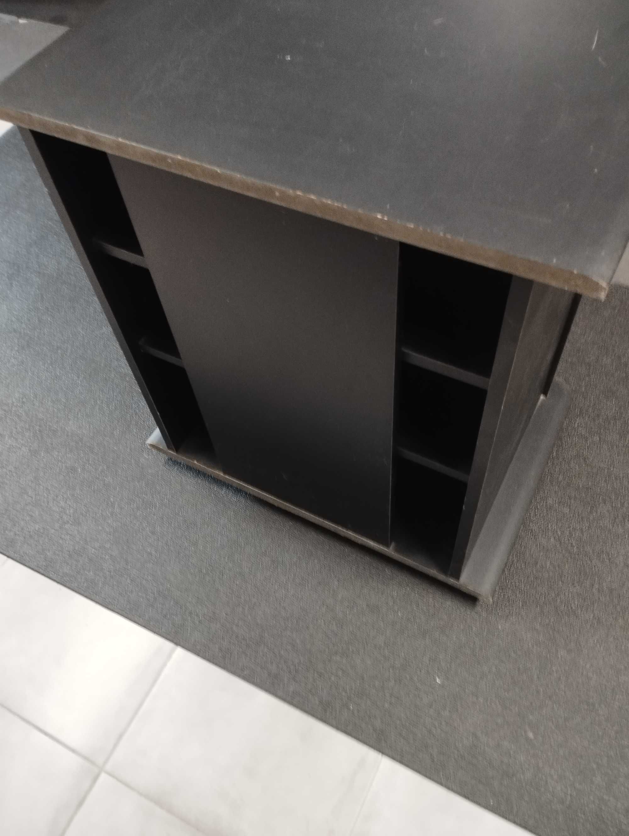 Móvel preto com portas de vidro e rodas