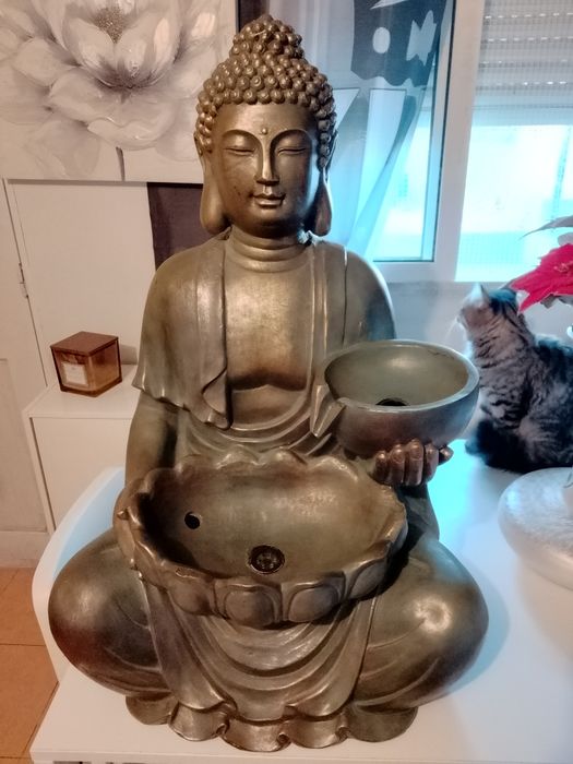 Estátua com fonte de água e luz led verdadeira na loja custou 499€