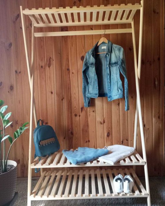 Дерев'яна стійка. Стійка  для одягу. Вішалка для одягу з дерева