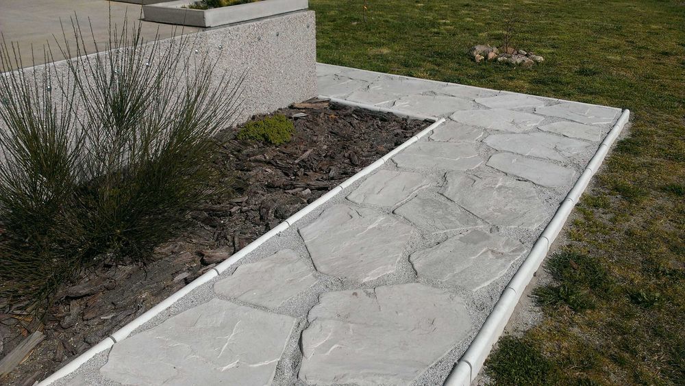 Nieregularne płytki z betonu, płyty piaskowce na ścieżki