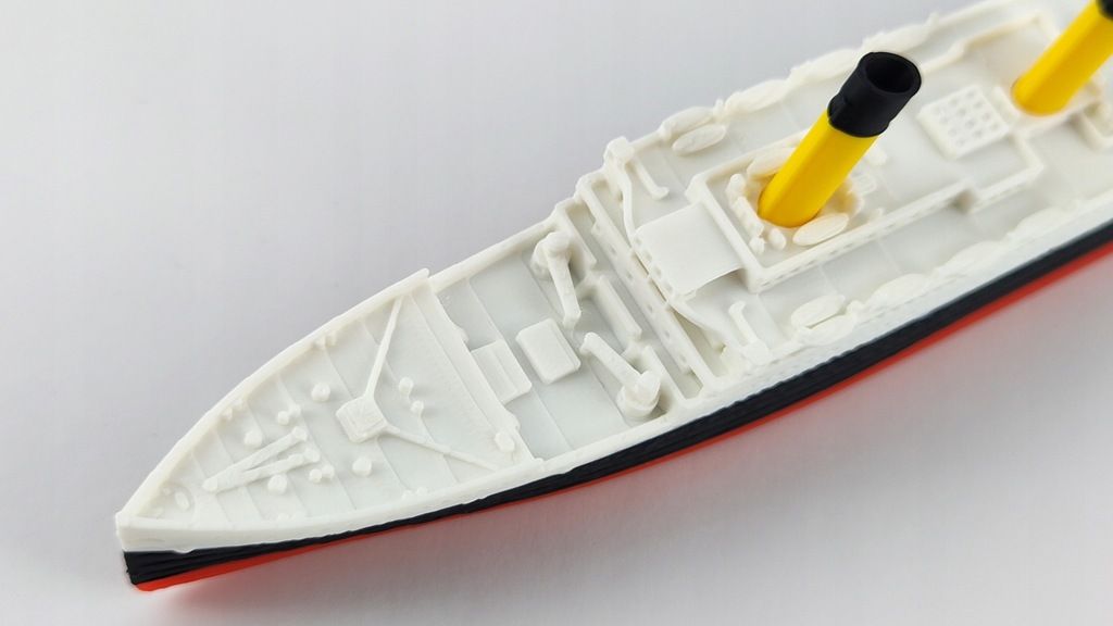 RMS Titanic – Model 3D - 269mm (1:1000) - z czarną podstawą magnet