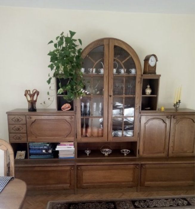 Regał zdobiony drewnem