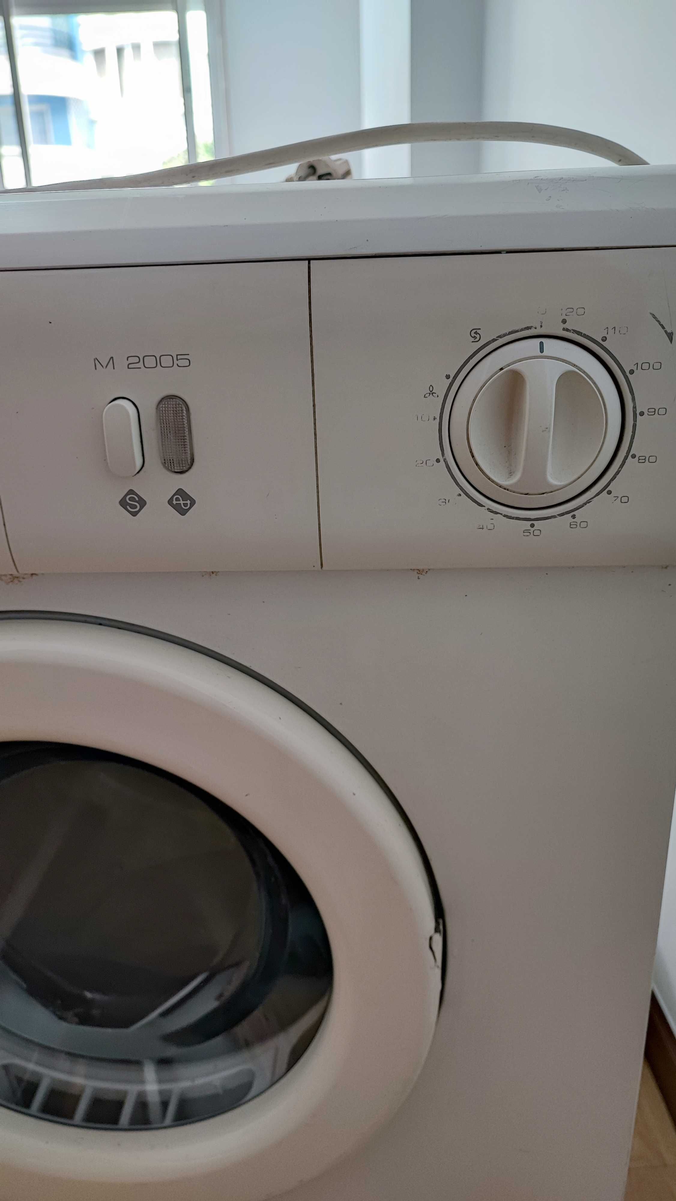 Máquina de secar roupa