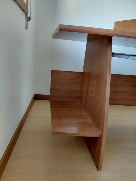 Secretária IKEA Madeira com suporte ecrã e teclado