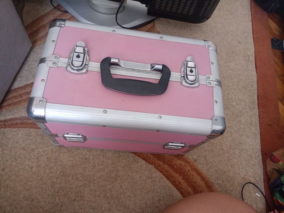 Sprzedam kuferek kosmetyczny