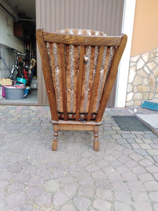 Elegancki drewniany fotel