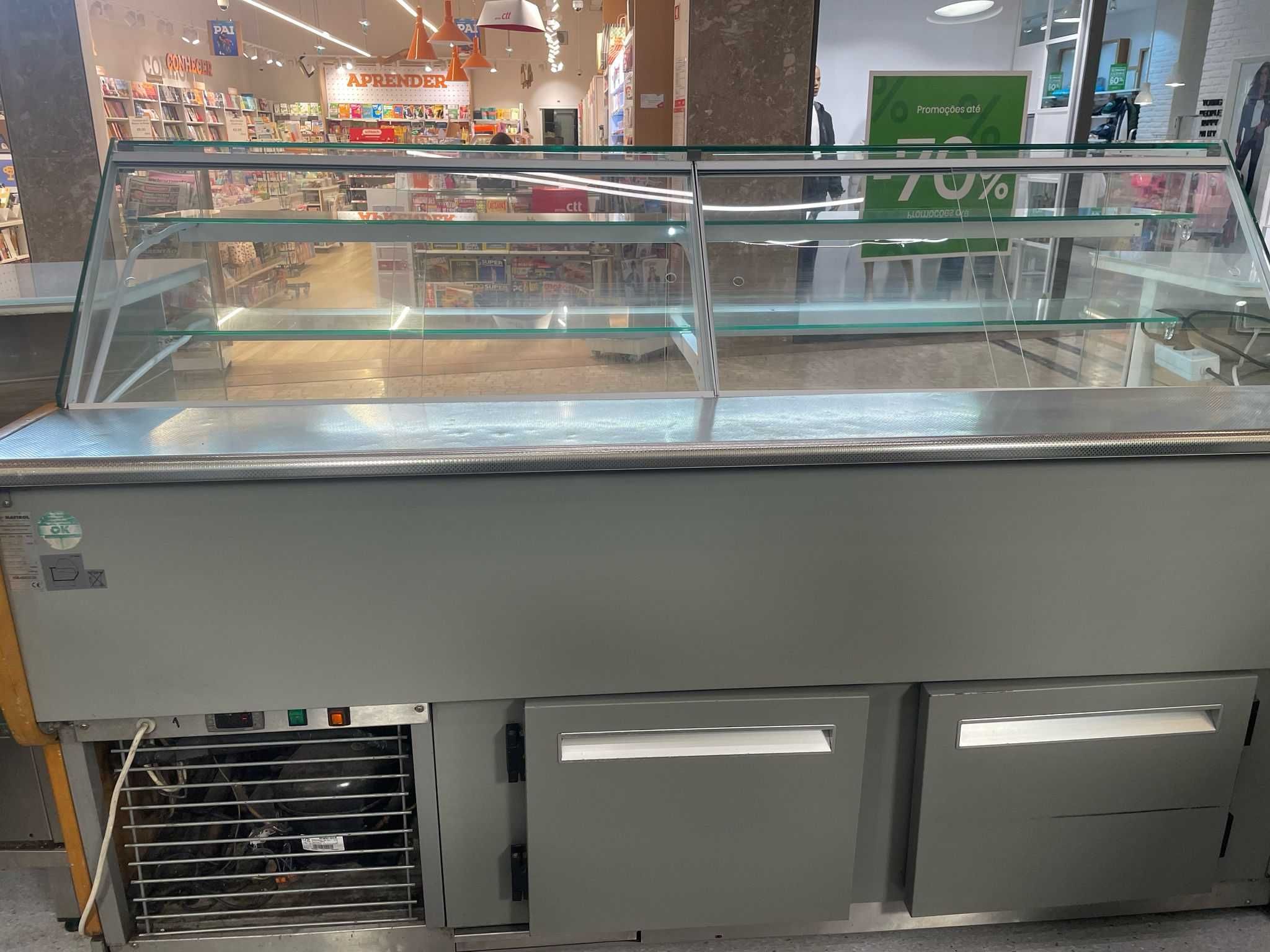 Vitrine em bom estado com reserva