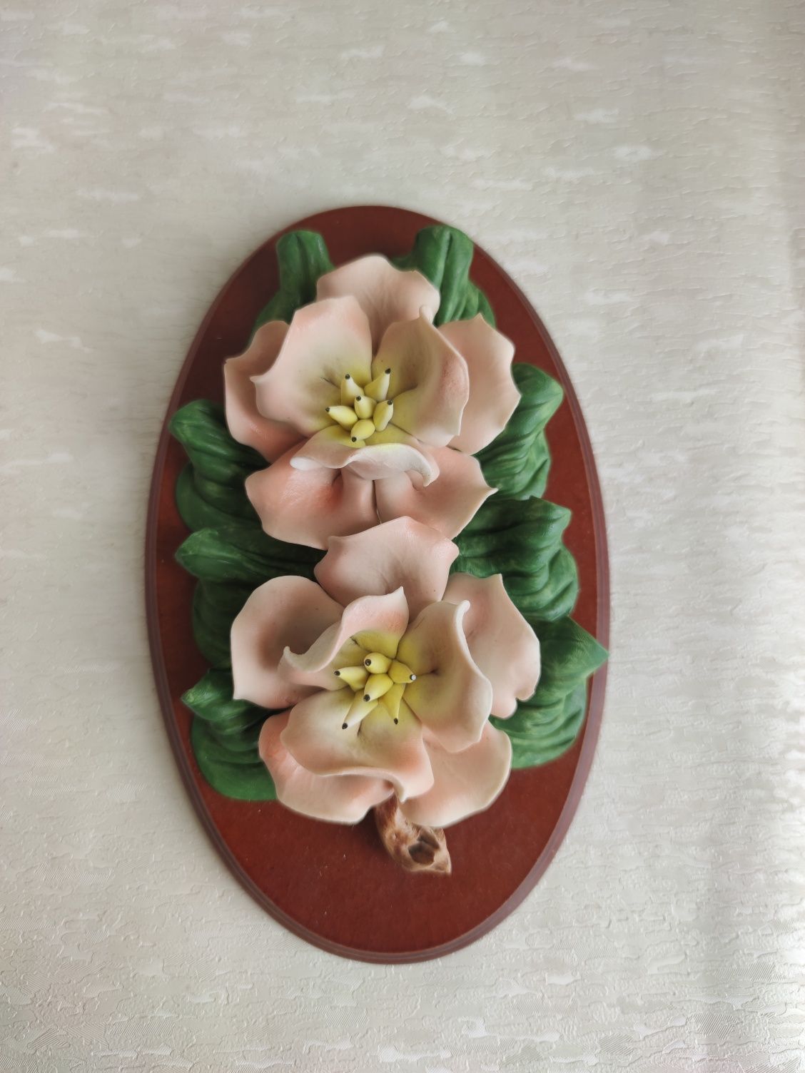 Quadro com flores em porcelana