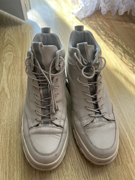 Взуття ношене але в хорошому стані