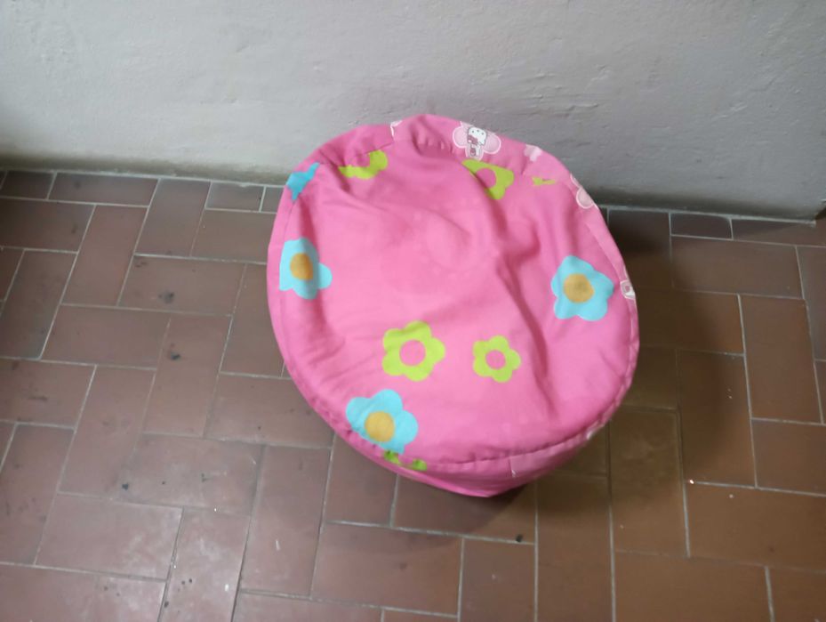 Puf de criança com imagens da Hello Kitty