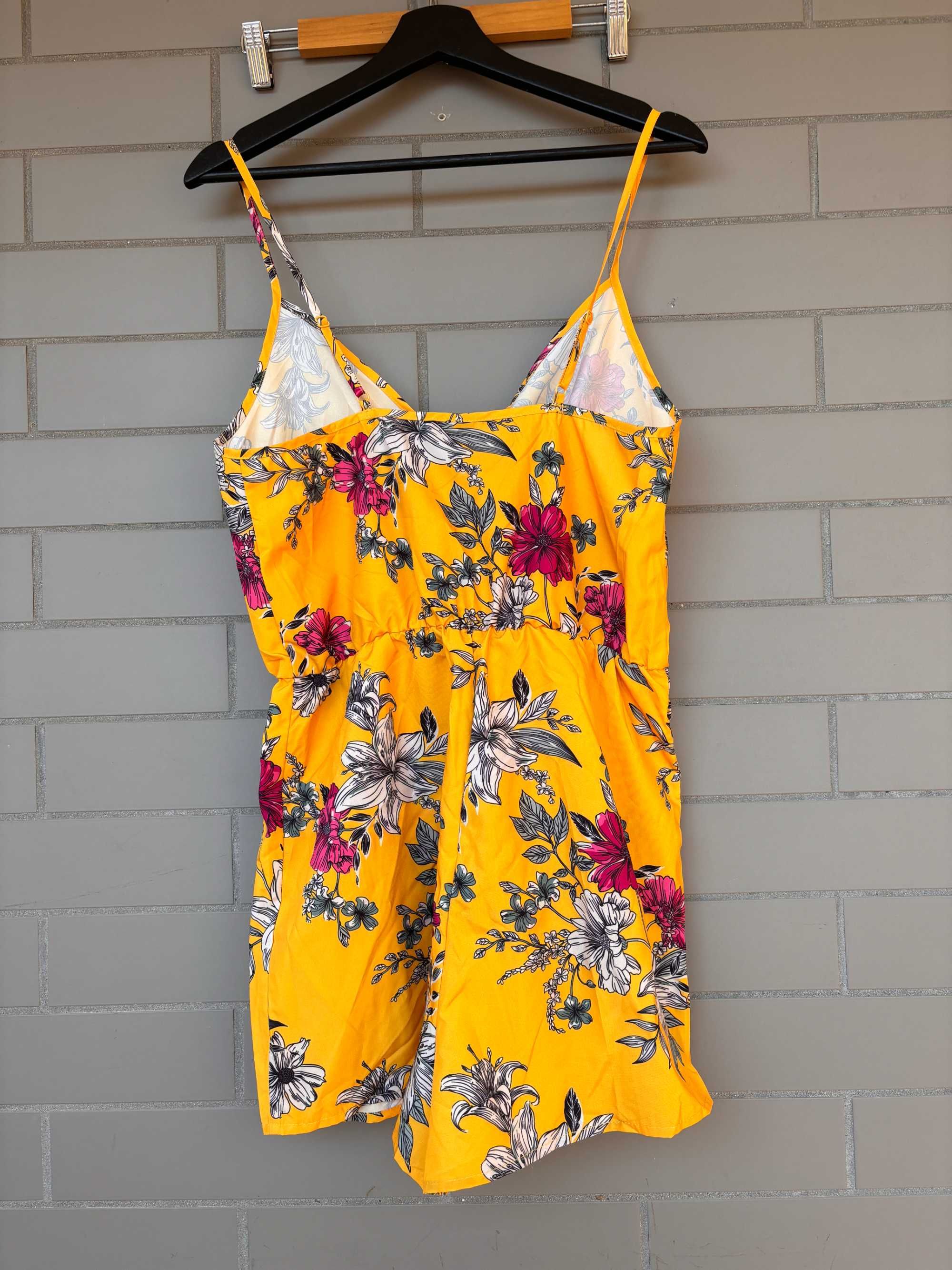 Macacão amarelo novo