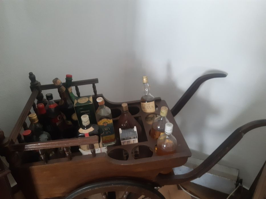 Antigo carro para bebidas de madeira