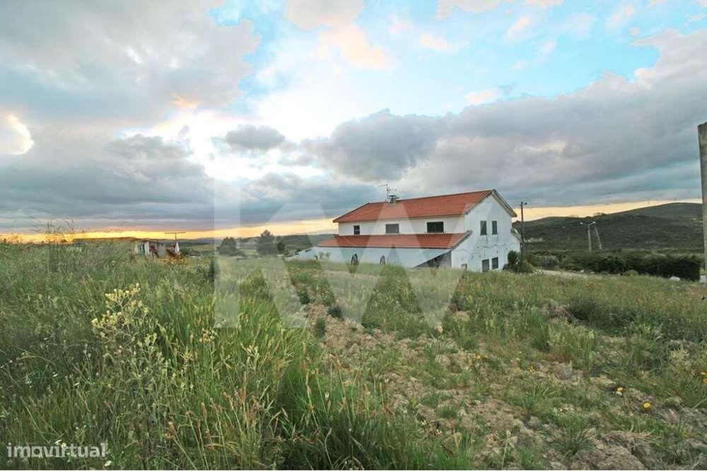 Moradia T4 com Estabelecimento Comercial de Padaria Próximo de Freixo