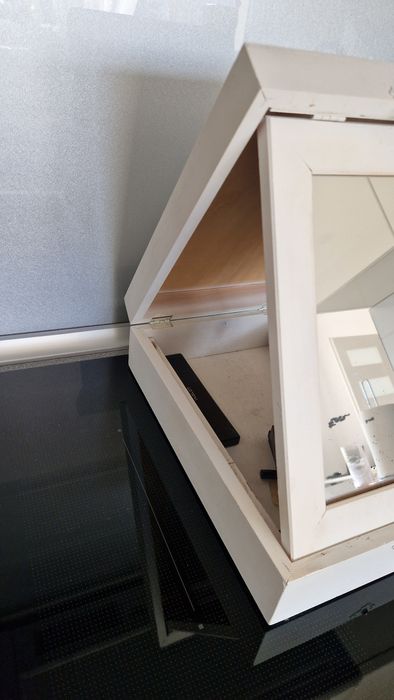 Skrzyneczka do makijażu z lustrem