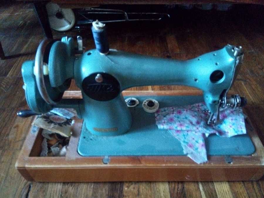 Ручная швейная машинка  Union в деревянном футляре