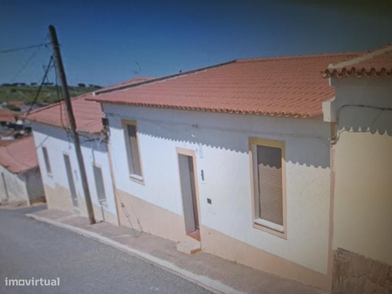 Moradia em Banda (Alentejana) com 5 Ass. Quintal com Garagem