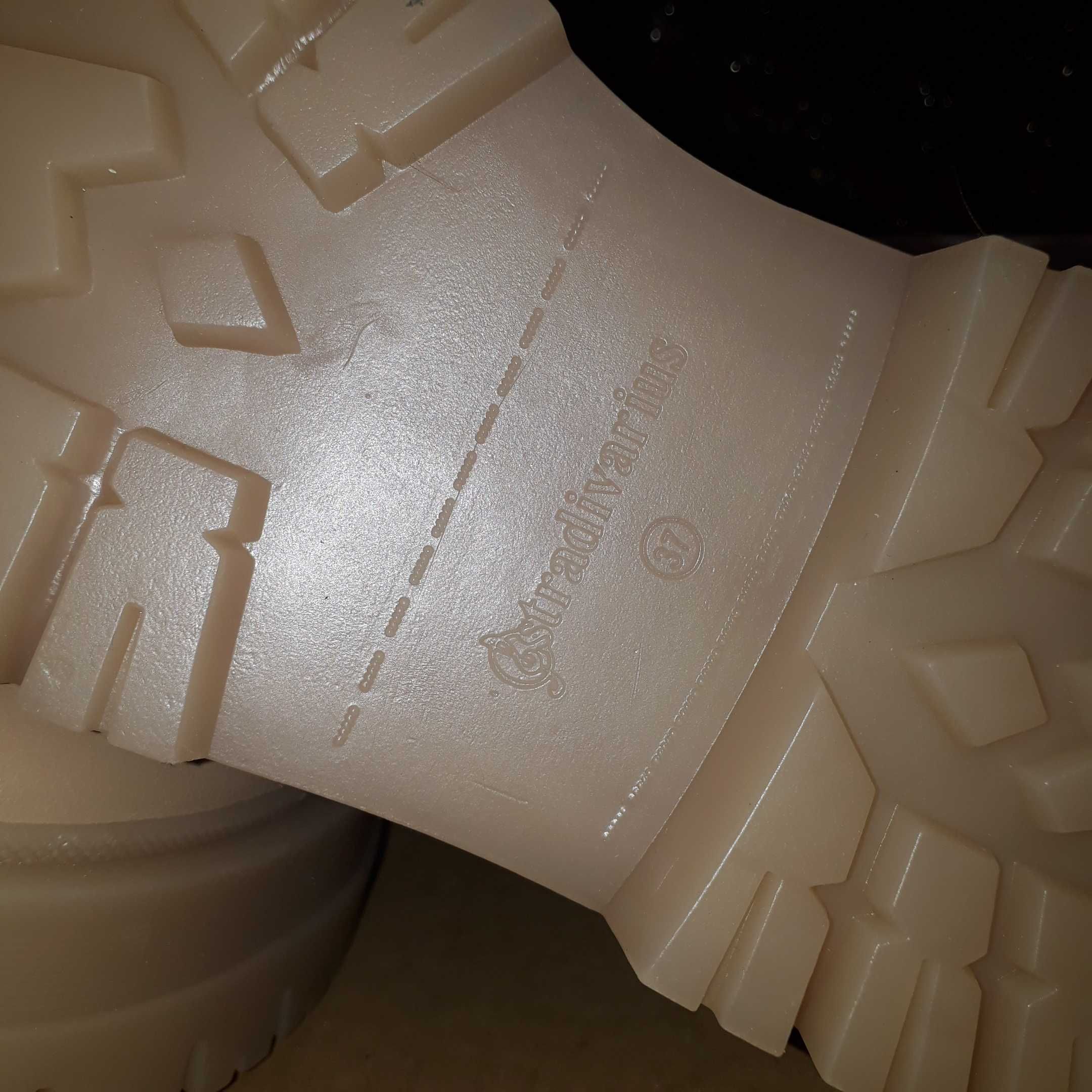 Botas Creme Stradivarius novo sem usar