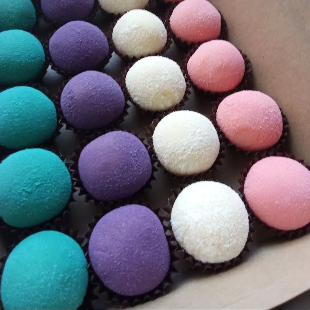 Salgados, brigadeiros e pães de queijo