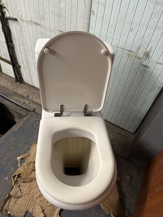 Продам унитаз с бачком и крышкой рабочий б/у