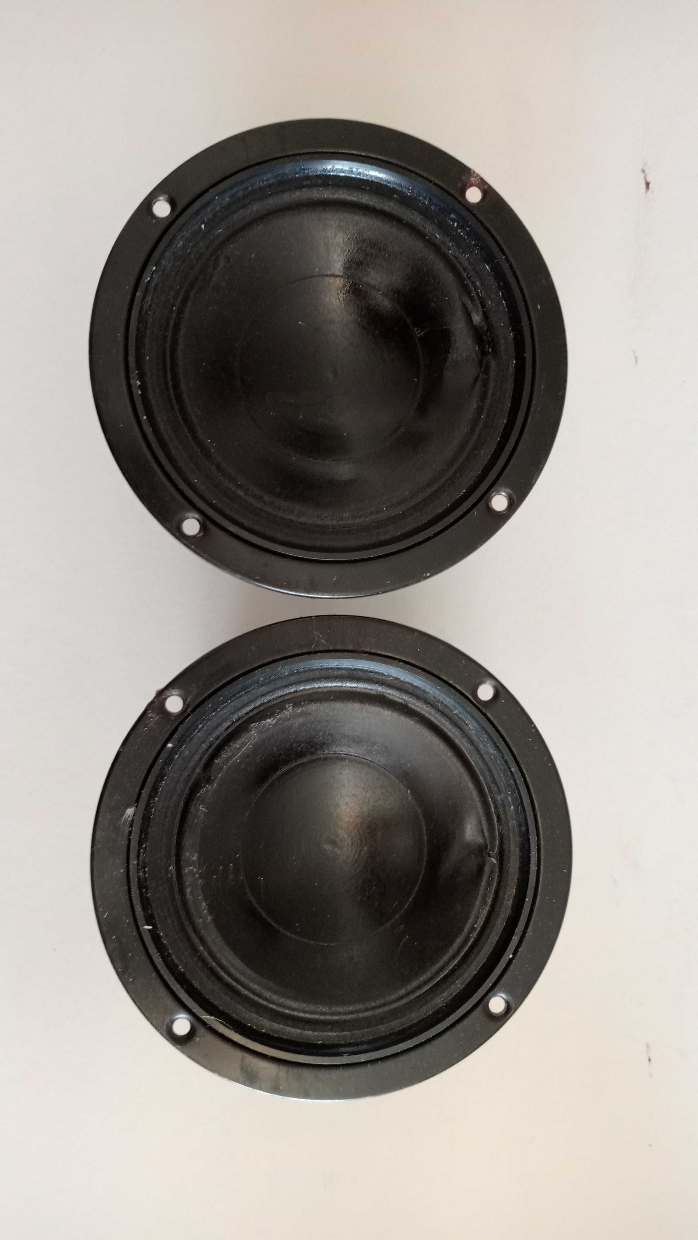 Um par de Médios de 15cm 150W
