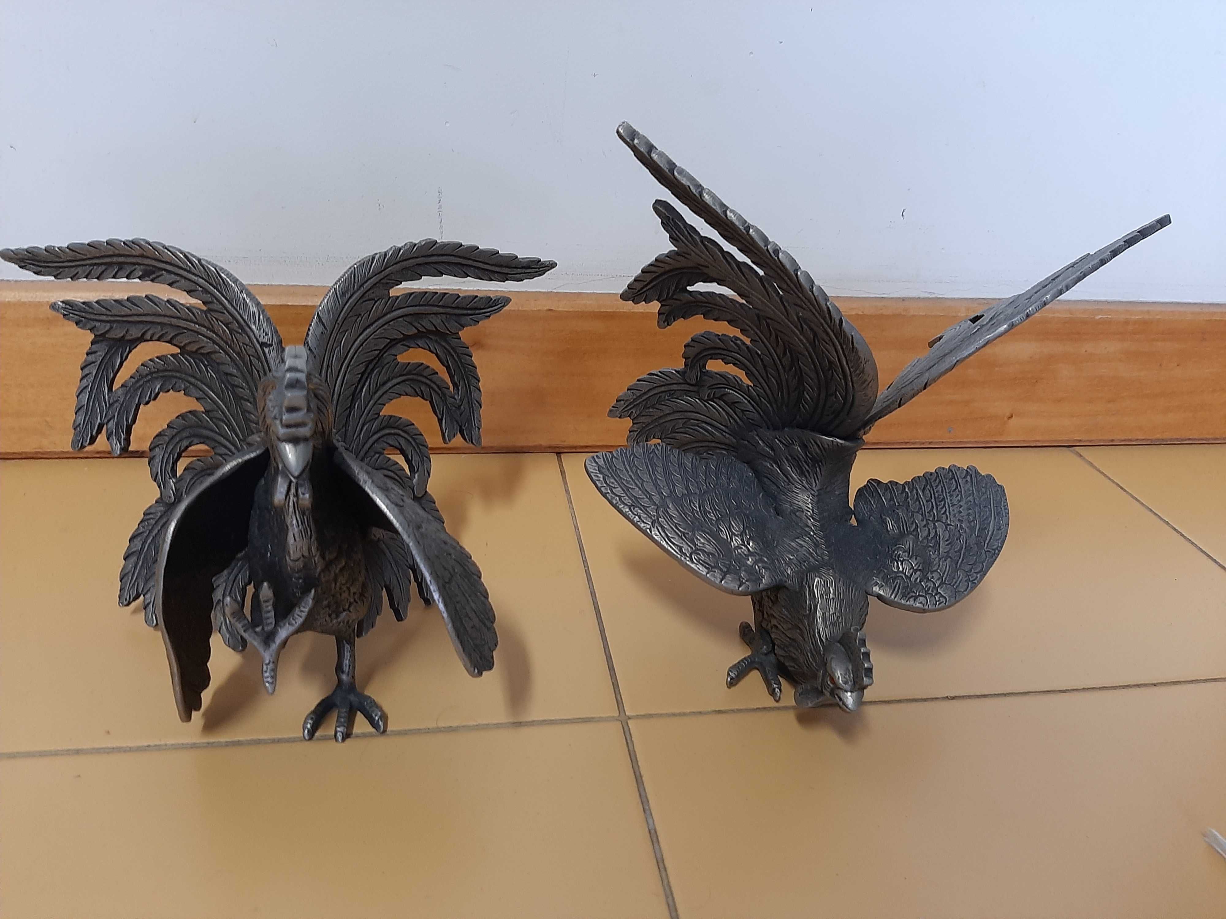 Estatuetas em metal