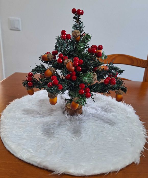 Pinheiro de Natal decorado com luzes, bateria e saia