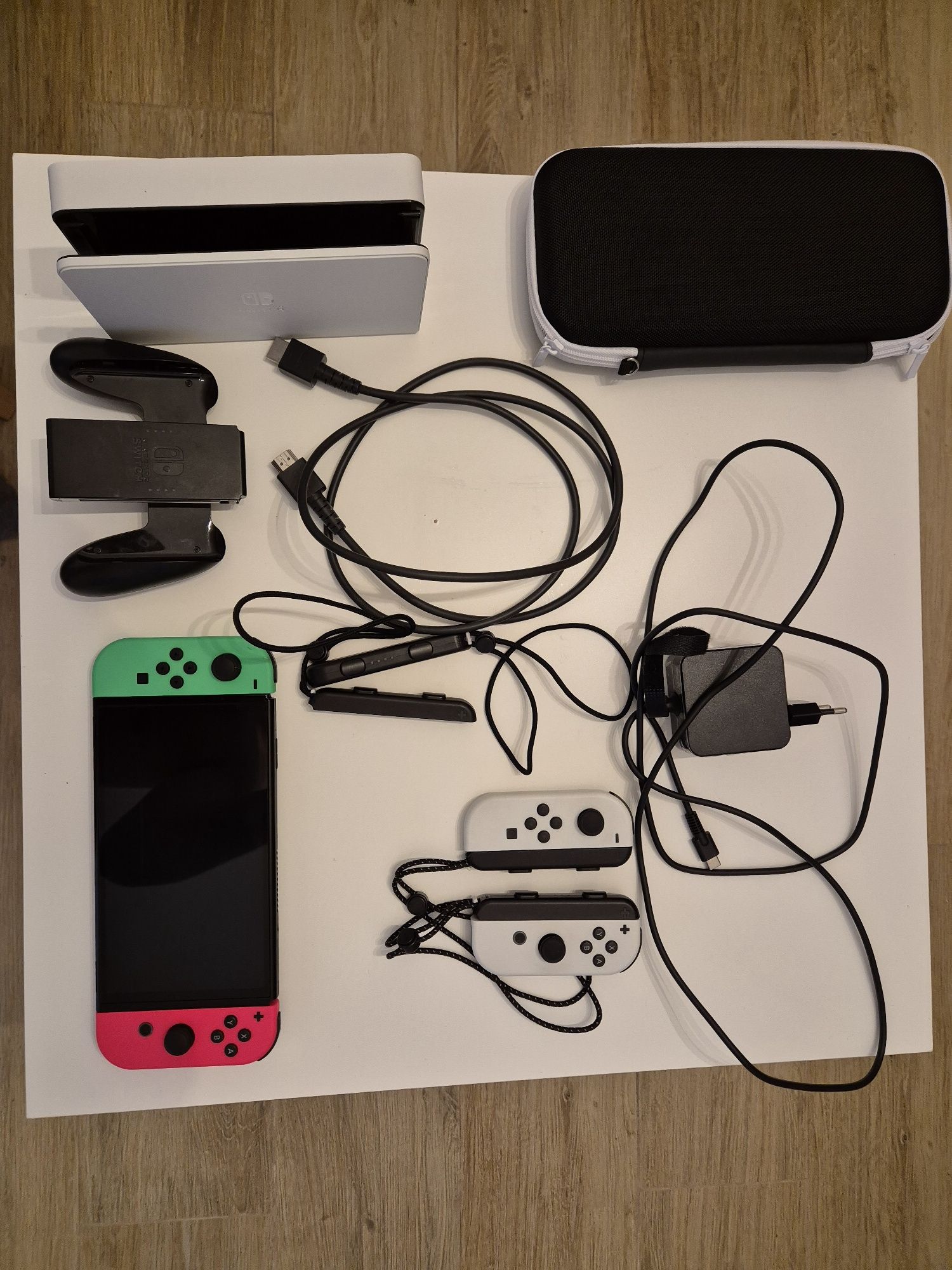 Zestaw: Nintendo Switch OLED + gry i akcesoria (Zelda, sports, arms)