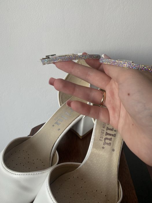 Buty slubne, biale z diamencikami, krysztalki, na pasku, skóra, brilu