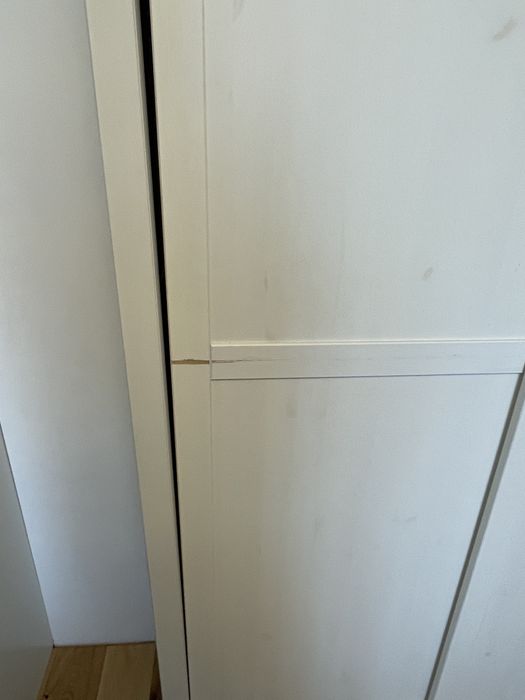 Biała szafa IKEA Hemnes