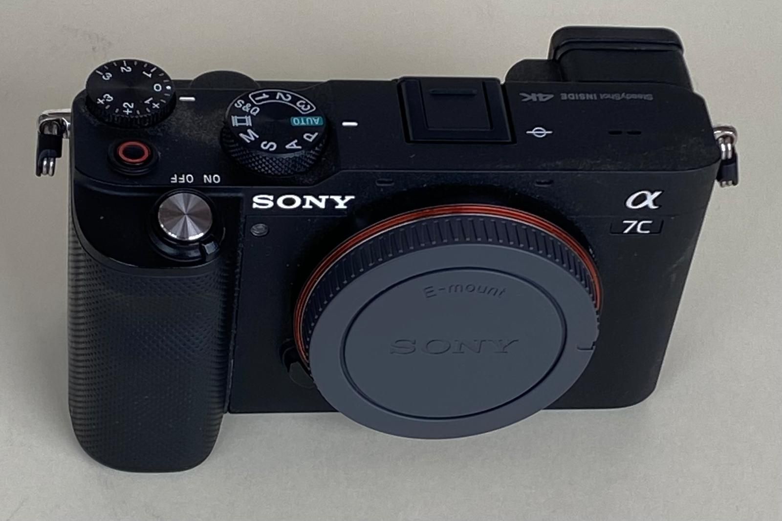 Sony A7C – Corpo + Extras (Baterias, Carregador, Gaiola com Punho)